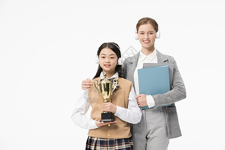 网课外教与抱着奖杯的学生背景图片