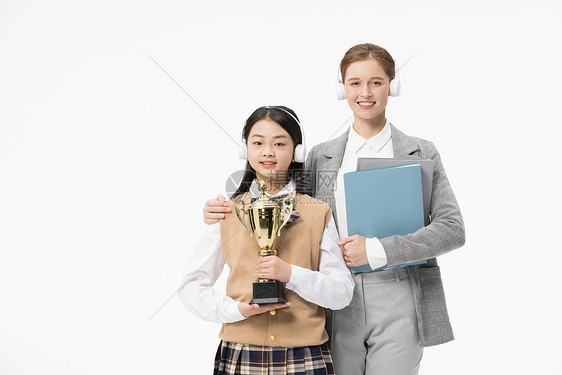 网课外教与抱着奖杯的学生图片