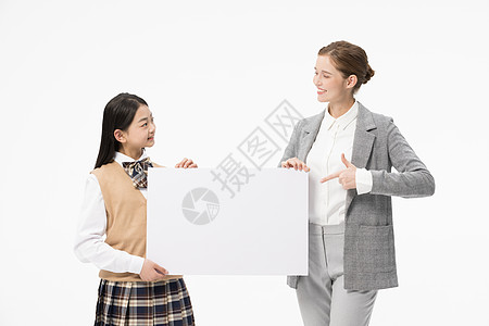 外教与小女孩两人托着白板图片