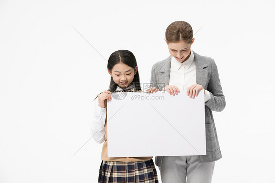 外教与小女孩两人一起提着白板图片