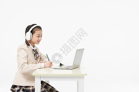 女孩小学生通过笔记本电脑上网课图片