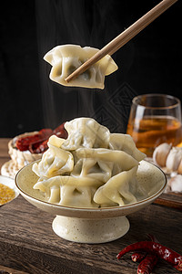 春节食品木板上盘子里的蒸饺背景