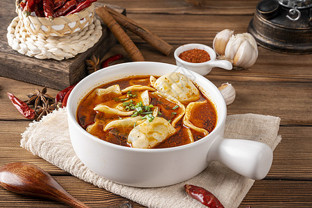 白色碗里的红汤饺子图片