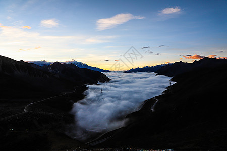 意境山峰折多山云海背景