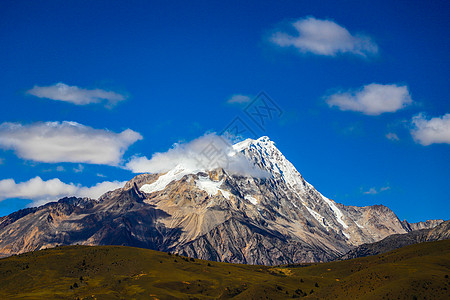 欧洲美景格聂神山背景