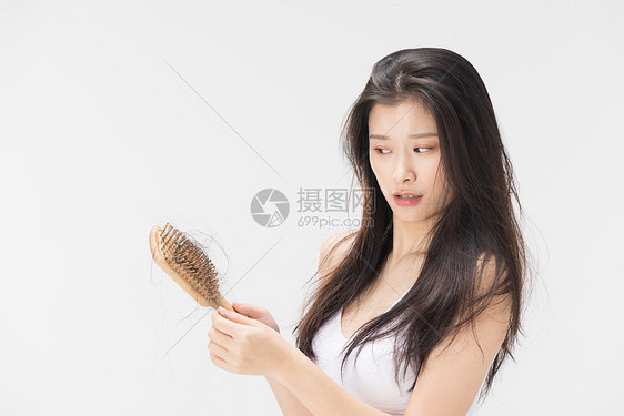 女性梳头掉发烦恼图片