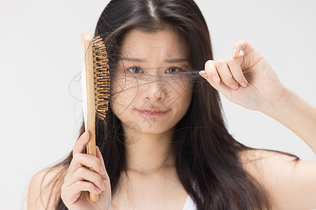 女性梳头掉发烦恼图片素材