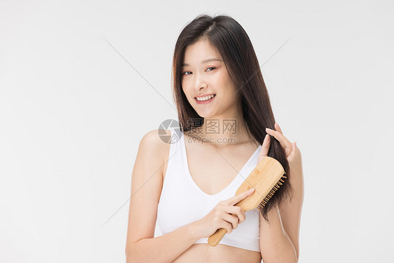 梳头发的年轻女性形象图片