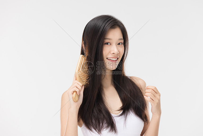 梳头发的年轻女性形象图片