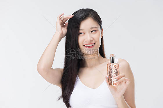 女性使用护发产品美发护发图片