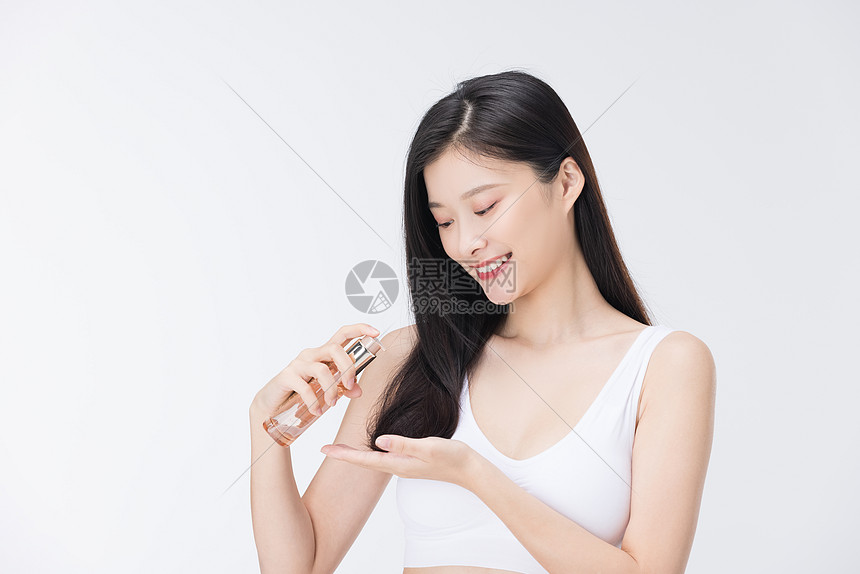 女性使用护发产品美发护发图片