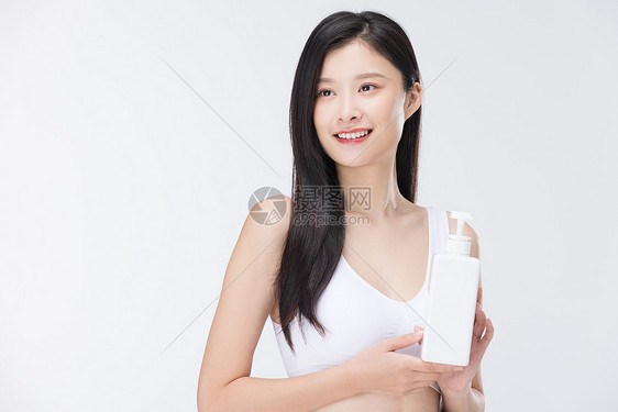 使用护发产品美发护发的女性图片