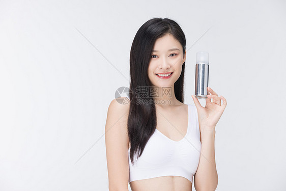 使用护发产品美发护发的女性图片