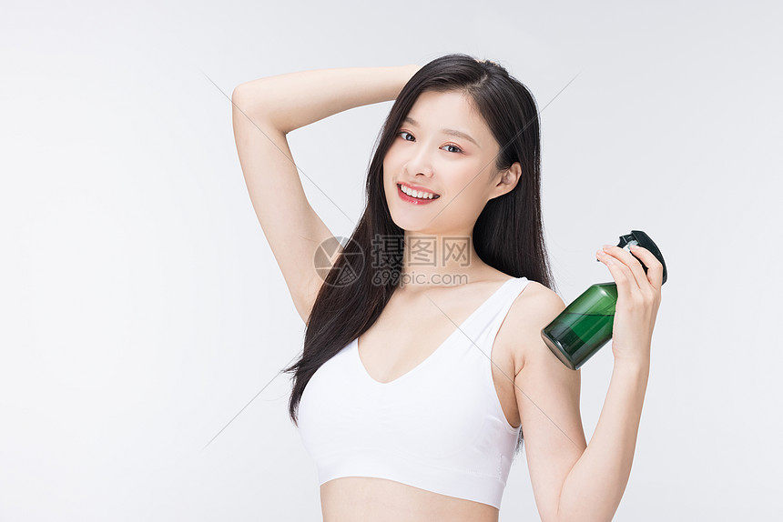 使用护发产品美发护发的女性图片