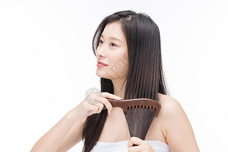 黑美女年轻女性使用梳子梳头发背景
