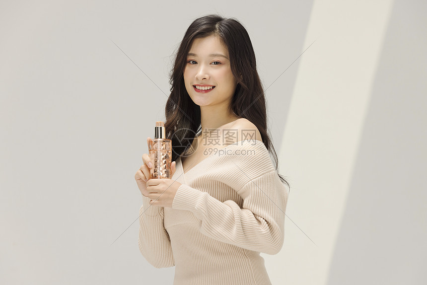 手拿护发产品的时尚女性高清图片下载 正版图片 摄图网 手拿护发产品的时尚女性高清图片下载 正版图片 摄图网