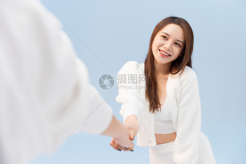 牵手撒娇的甜美女性图片