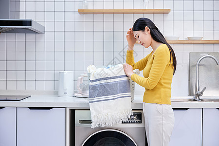 洗衣机脏家庭主妇居家清洗衣物烦恼背景