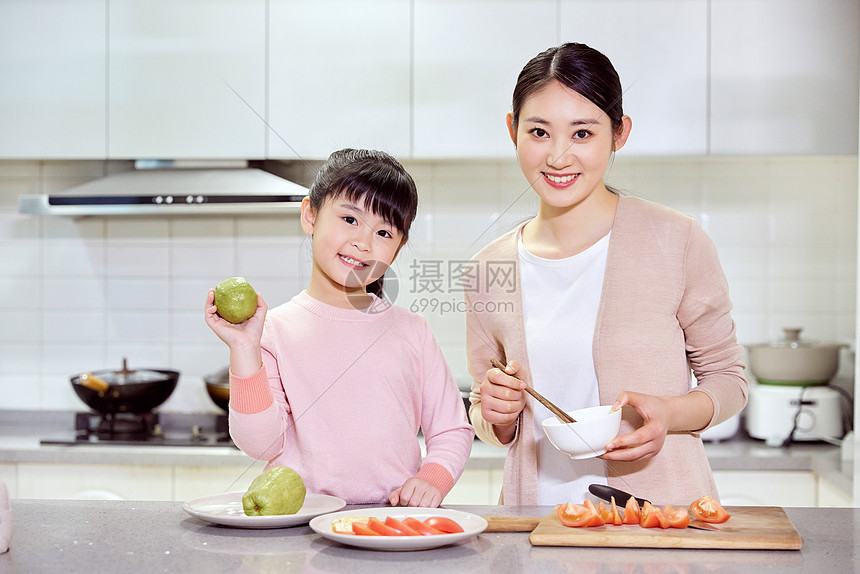 母女居家下厨切菜居家做饭图片