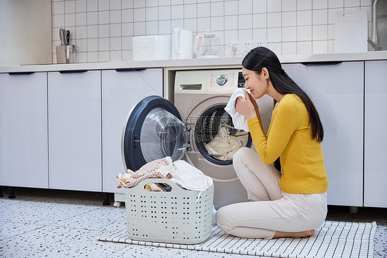 做家务的女性整理清洗脏衣物图片
