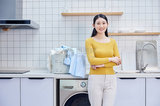 家庭主妇居家整理脏衣篮洗衣服图片