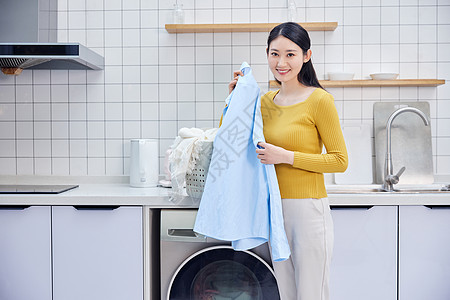 家庭妇女居家清洗衣服图片