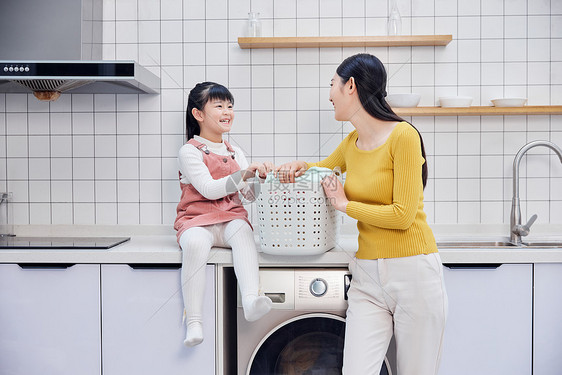 母女居家整理清洗脏衣物图片