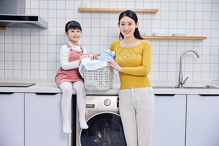 母女居家整理清洗脏衣物图片