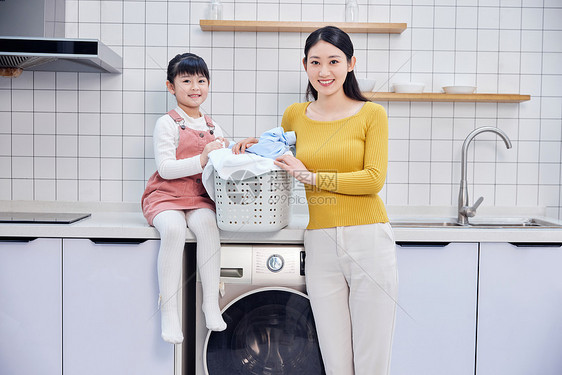 母女居家整理清洗脏衣物图片