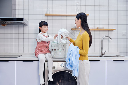 母女居家整理清洗脏衣物图片