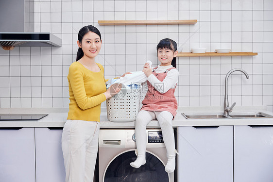 母女居家清洗脏衣物图片