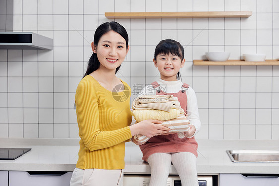 母女居家整理清洗脏衣物图片