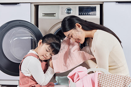 母女居家清洗脏衣物图片