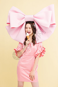 粉色蝴蝶结甜心女孩手拿冰淇淋背景