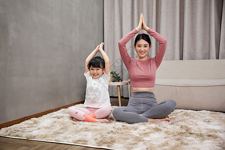 母女居家卧室里练瑜伽图片