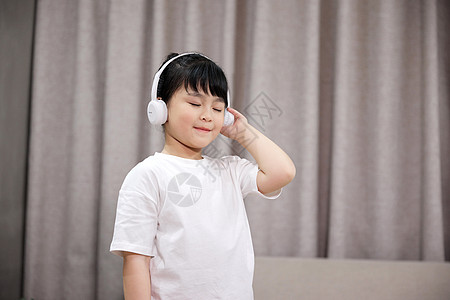 小女孩儿童戴耳机听音乐图片