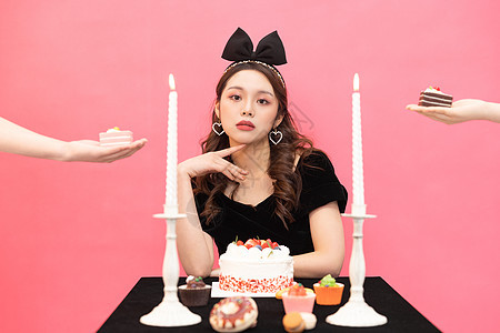 年轻时尚女性吃蛋糕甜点背景图片
