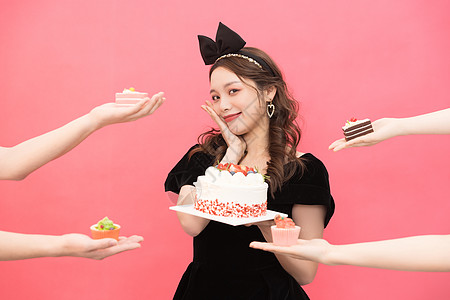 幸福的一家三口年轻时尚女性吃蛋糕甜点背景