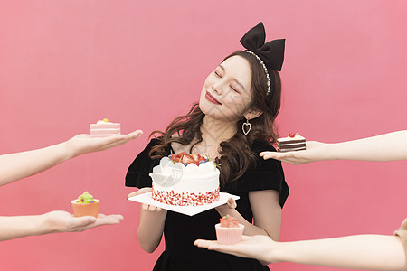 年轻时尚女性吃蛋糕甜点图片