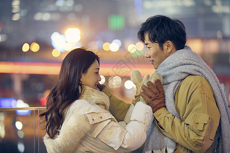 都市爱情浪漫夜晚冬季情侣亲密暖手背景