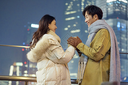都市爱情浪漫夜晚冬季情侣亲密暖手背景