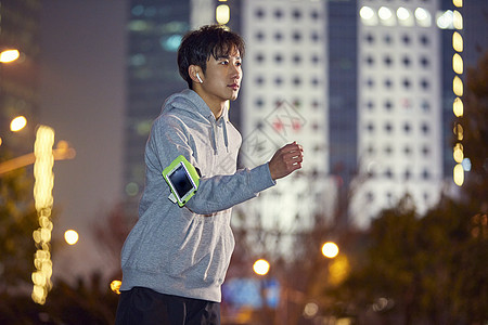 冬季年轻男士城市里夜跑图片素材