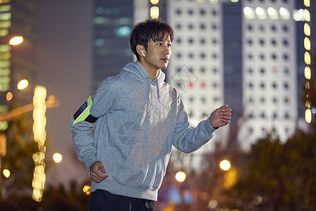 冬季年轻男士城市里夜跑图片素材