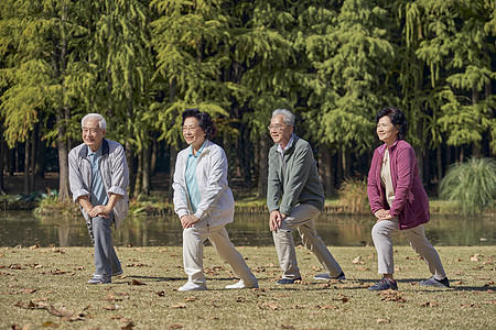 老年人公园里一起运动拉伸图片素材