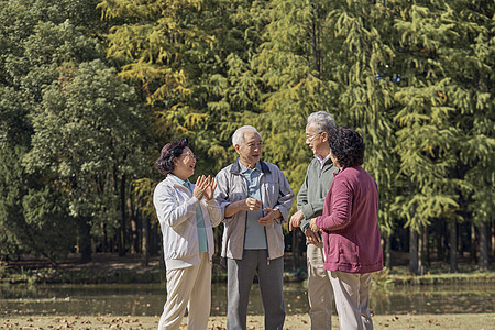 老年人公园里聊天图片