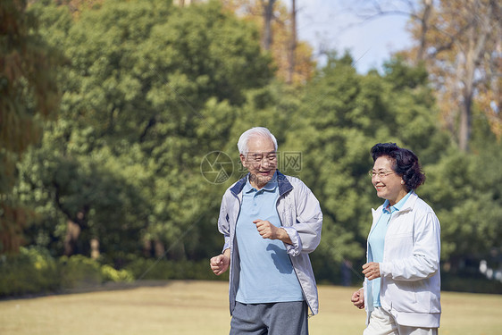 老年人早晨公园一起跑步图片