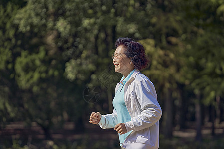 老年人公园晨跑背景图片