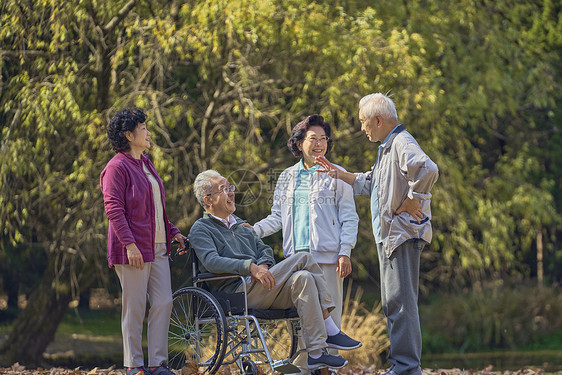 老年人公园散步聊天图片