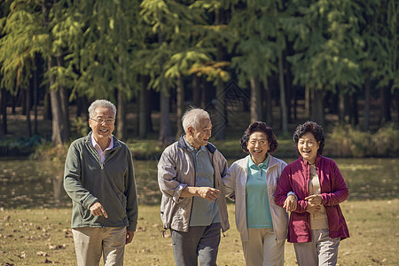 老年人早晨户外散步图片