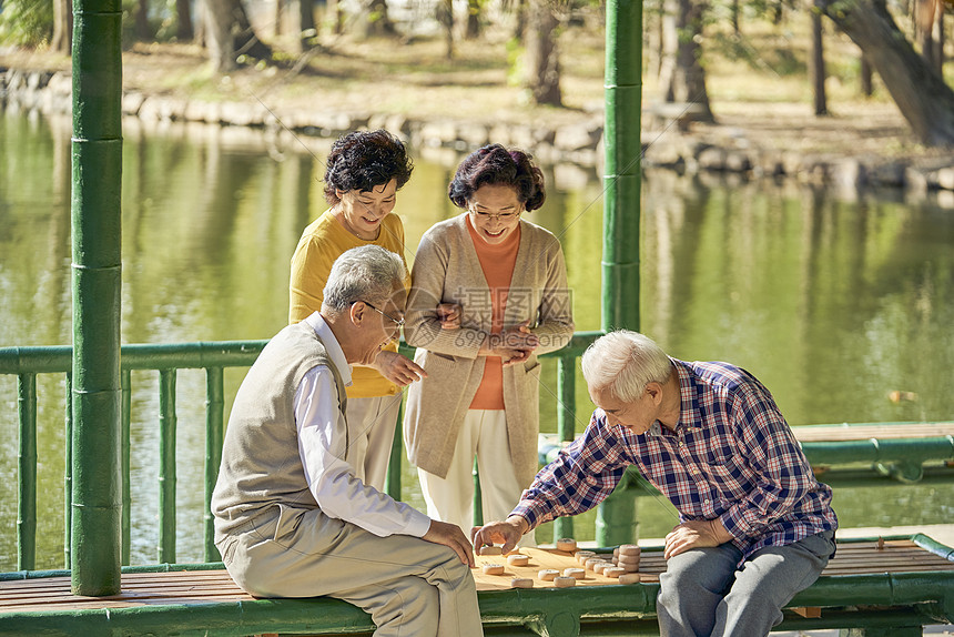 老年人公园下象棋图片